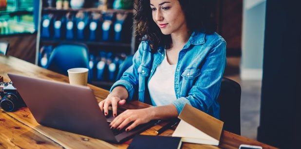 woman completing the official D'VIAJEROS form online